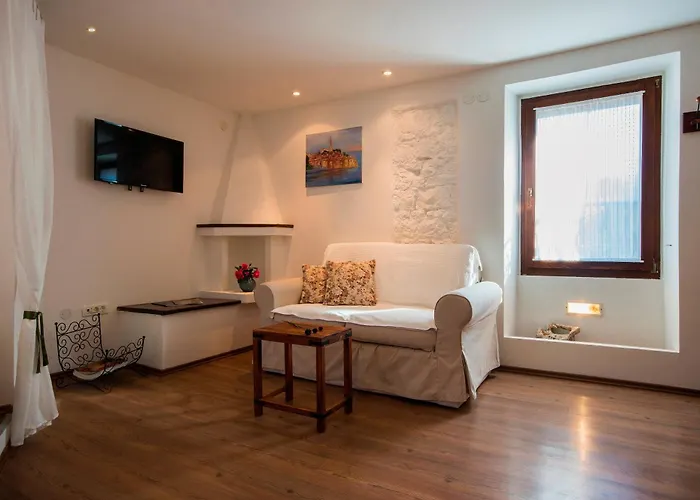 Gorgeous Studio Tiramola
