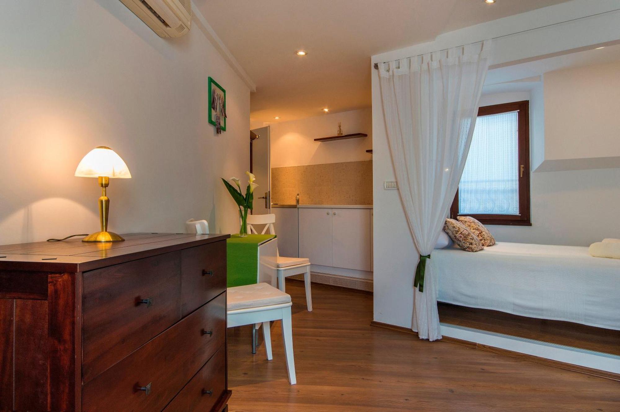 Gorgeous Tiramola Apartment