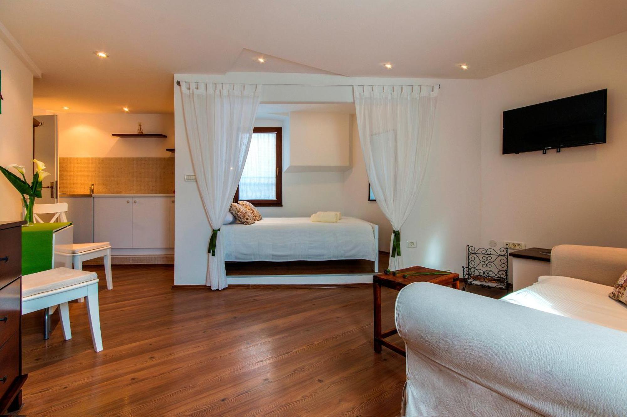 Gorgeous Tiramola Apartment *